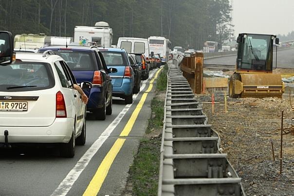 Die Hälfte der im Stau vergeudeten Zeit ist auf Baustellen oder Unfälle zurückzuführen. Foto: ADAC/auto-reporter.net